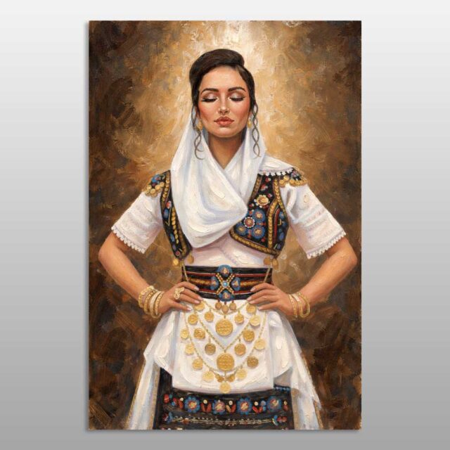 Shamia e bardhë – portret i gruas me veshje tradicionale shqiptare, shami të bardhë, jelek të qëndisur dhe stoli të arta